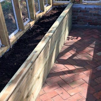 Kasvihuone vanhoista ikkunoista Kasvihuone vanhoista ikkunoista